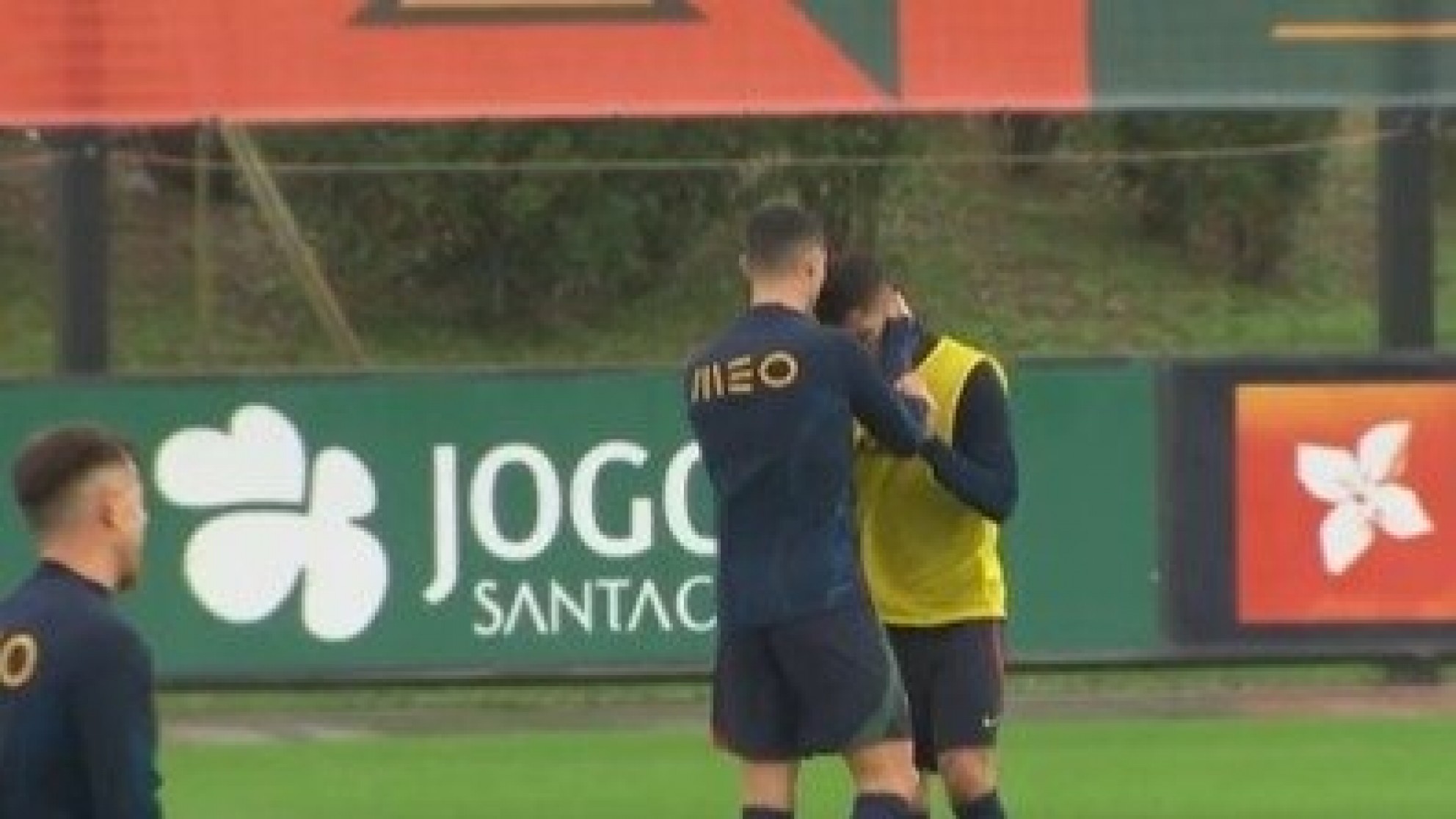 Clima enrarecido en Portugal: Cristiano Ronaldo tomó de la cabeza a Joao Cancelo en medio de la práctica